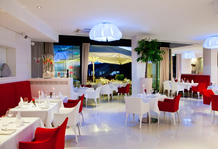 Restaurant, Tische mit Kerzen und Stühle