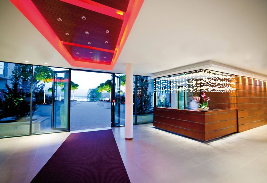 Eingang zum Lake's Hotel