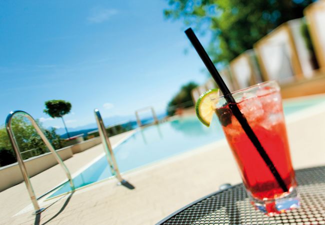 Cocktail vor einem Aussenpool