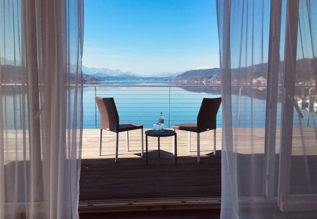 Wohnbereich eines Hotelzimmers mit Sofas und Glasfront